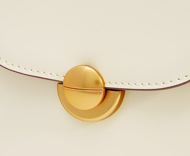Bolsa de piel minimalista de mano con broche dorado y correa ajustable