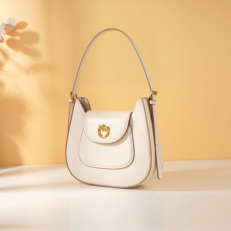 Bolsa de hombro en piel con broche dorado