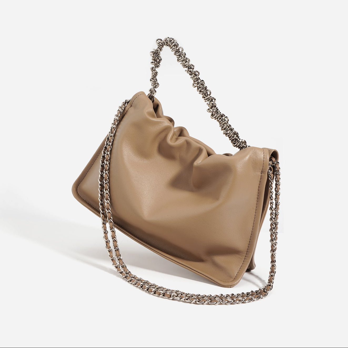 Bolsa de piel con cadenas plateadas