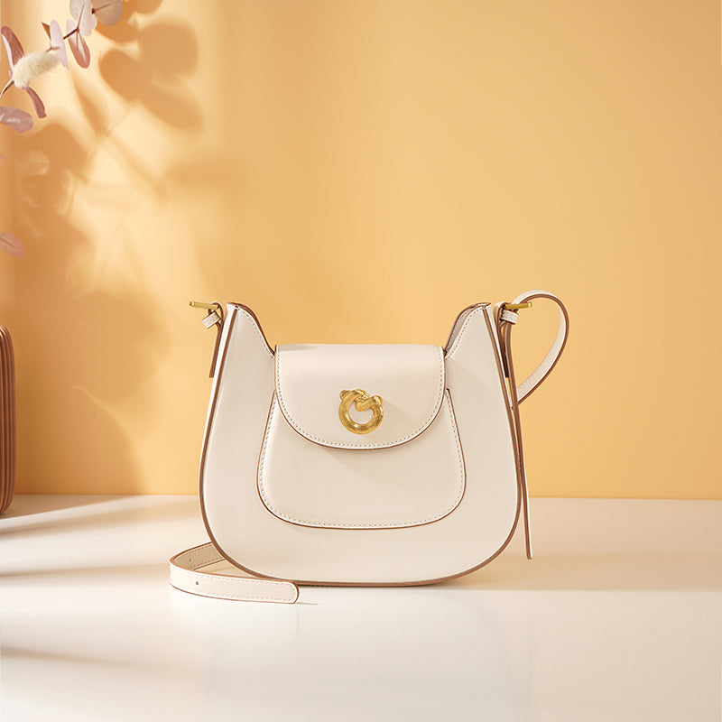 Bolsa de hombro en piel con broche dorado