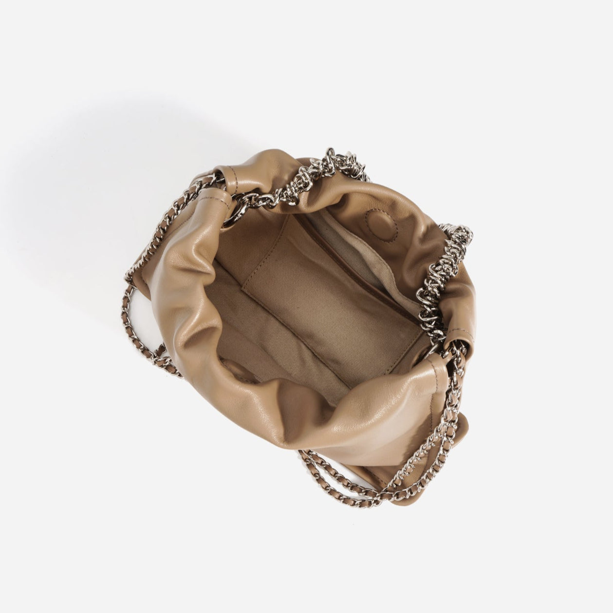 Bolsa de piel con cadenas plateadas