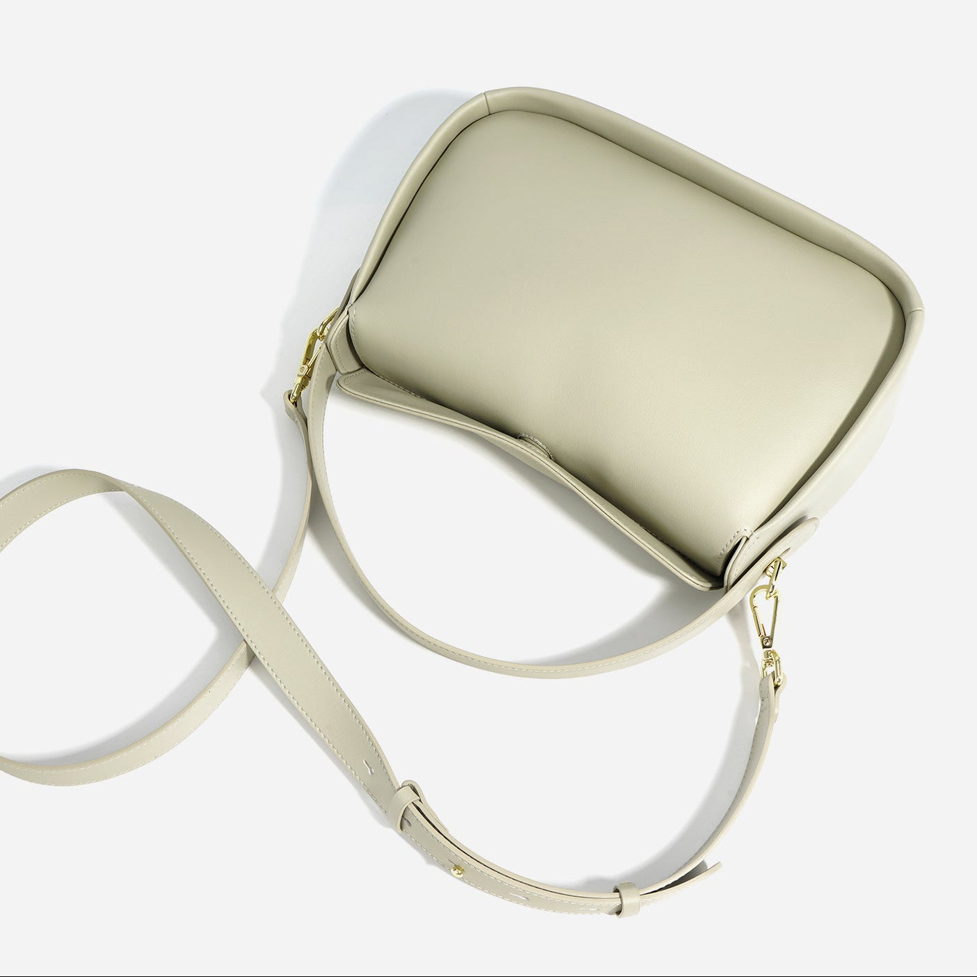 Bolsa de piel con diseño minimalista