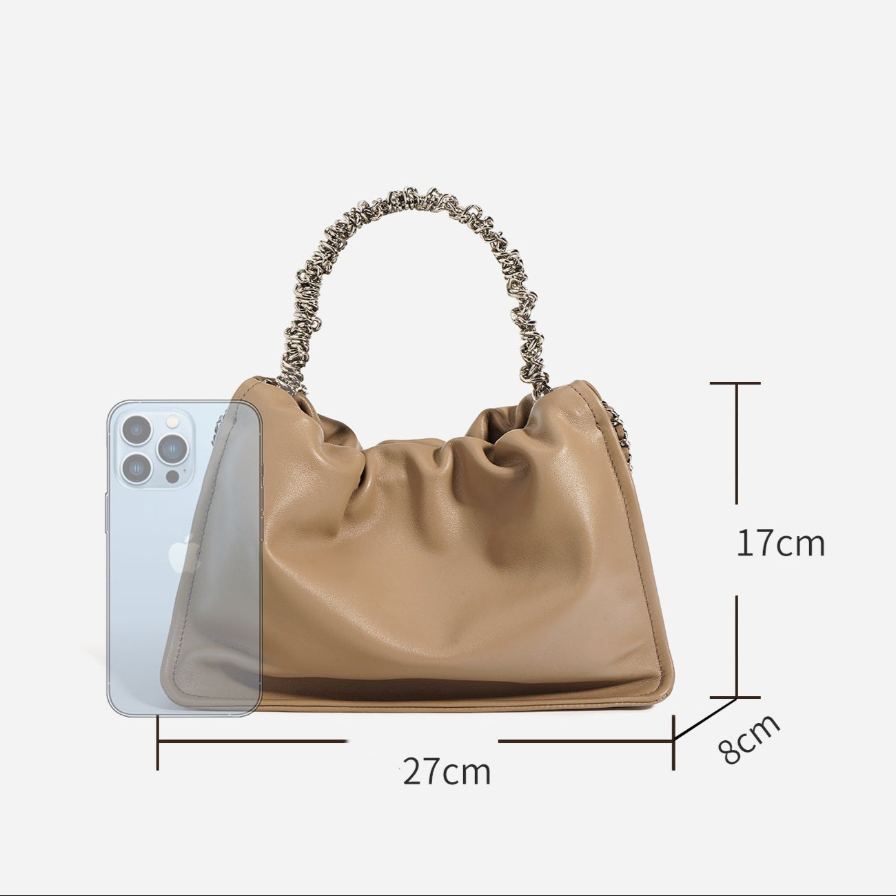 Bolsa de piel con cadenas plateadas