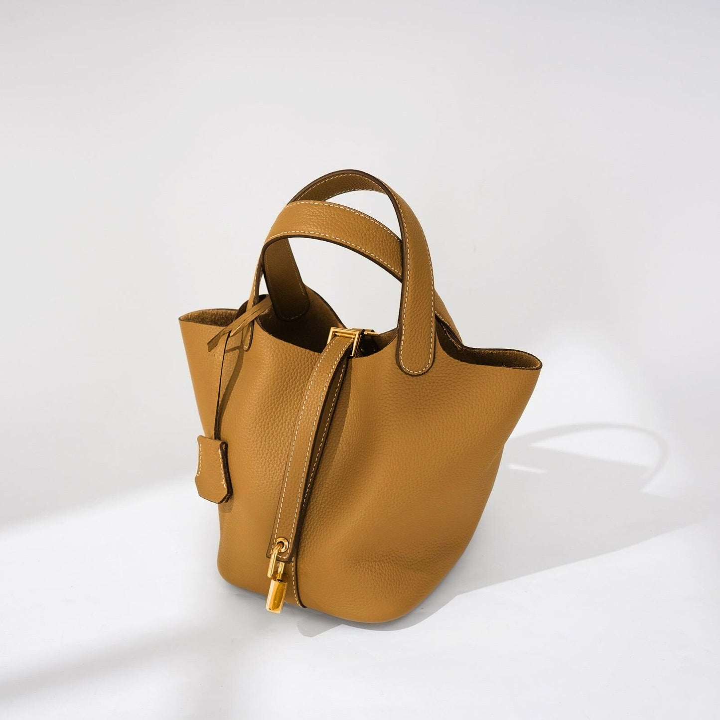 Bolsa de piel tipo bucket con accesorios para colgar