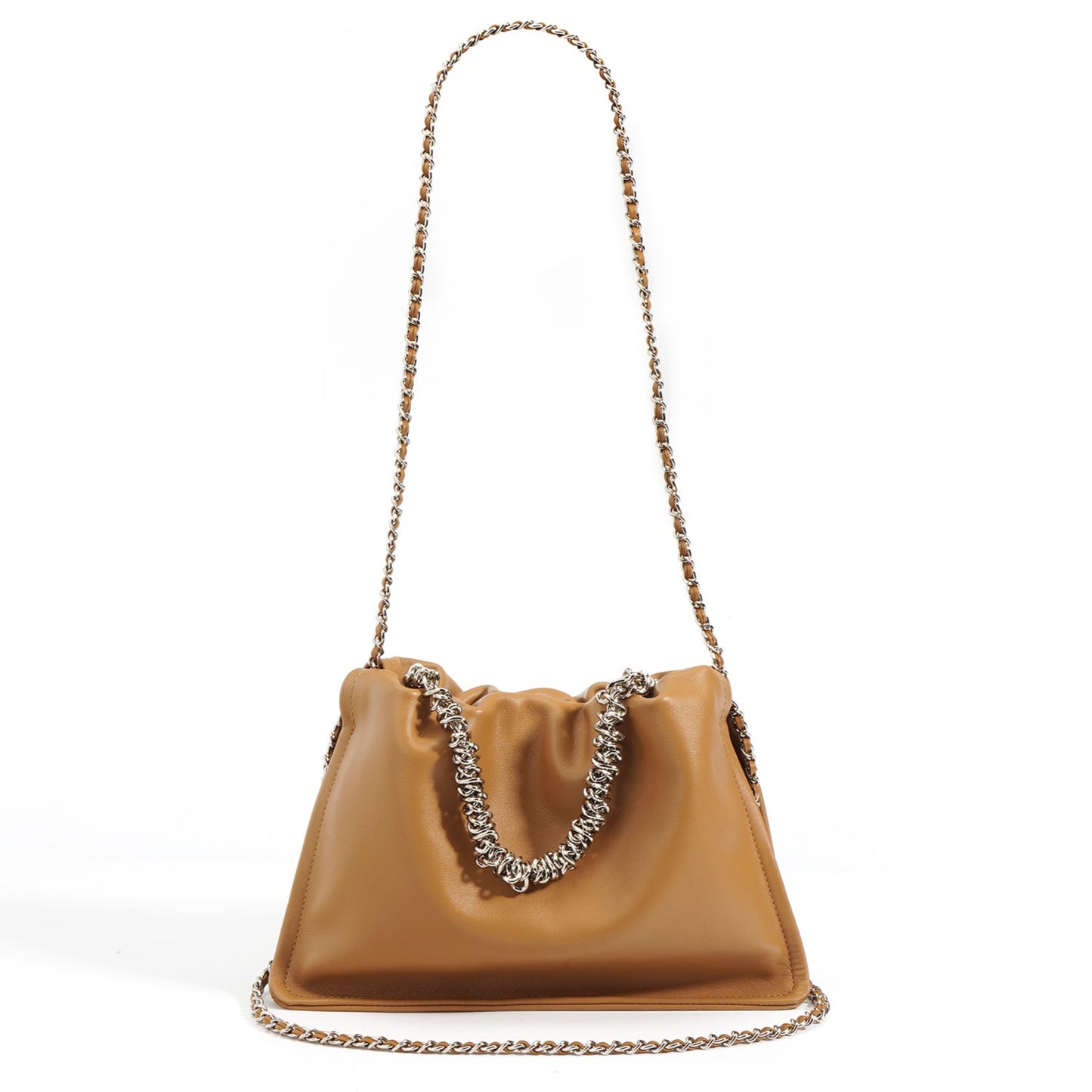 Bolsa de piel con cadenas plateadas