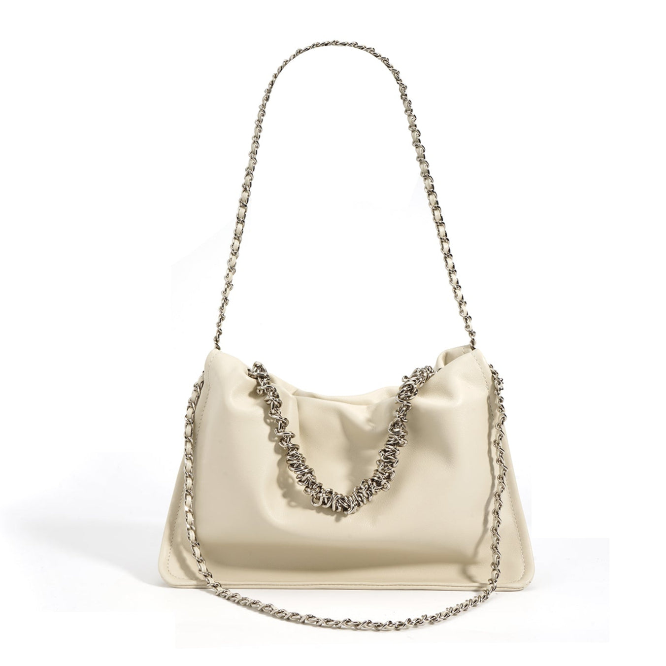 Bolsa de piel con cadenas plateadas