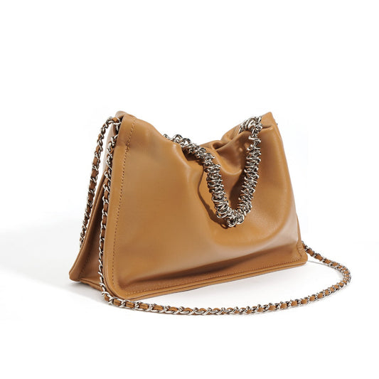 Bolsa de piel con cadenas plateadas