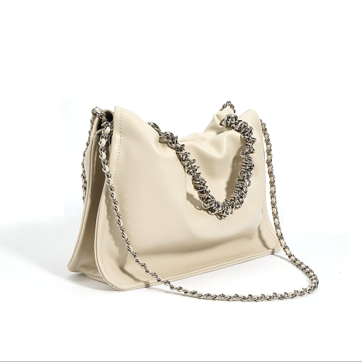 Bolsa de piel con cadenas plateadas