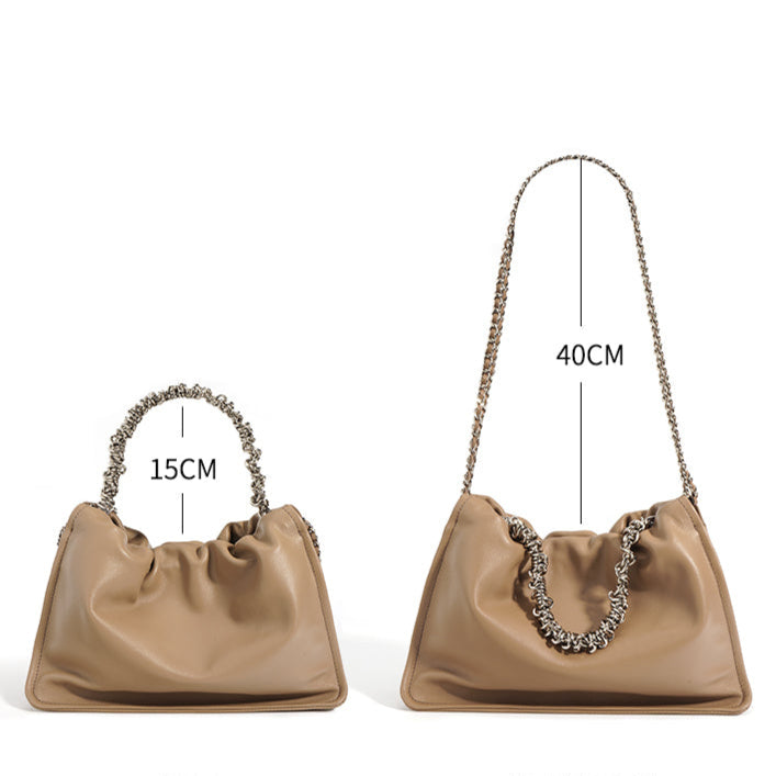 Bolsa de piel con cadenas plateadas