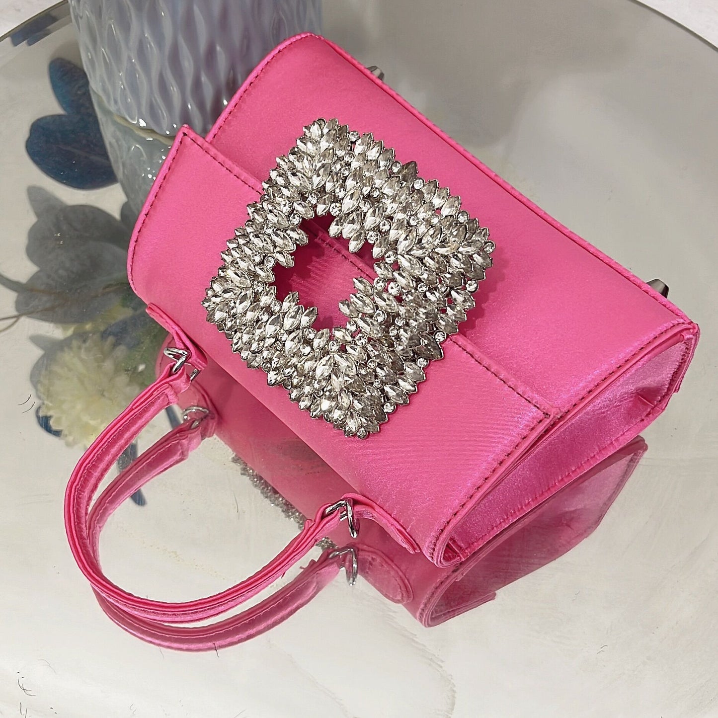 Bolsa de fiesta en satín con broche de cristales