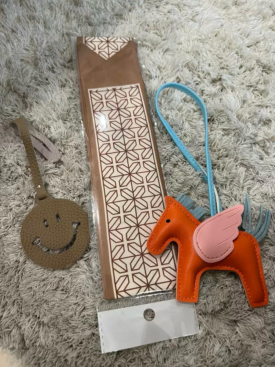 Bolsa de piel tipo bucket con accesorios para colgar