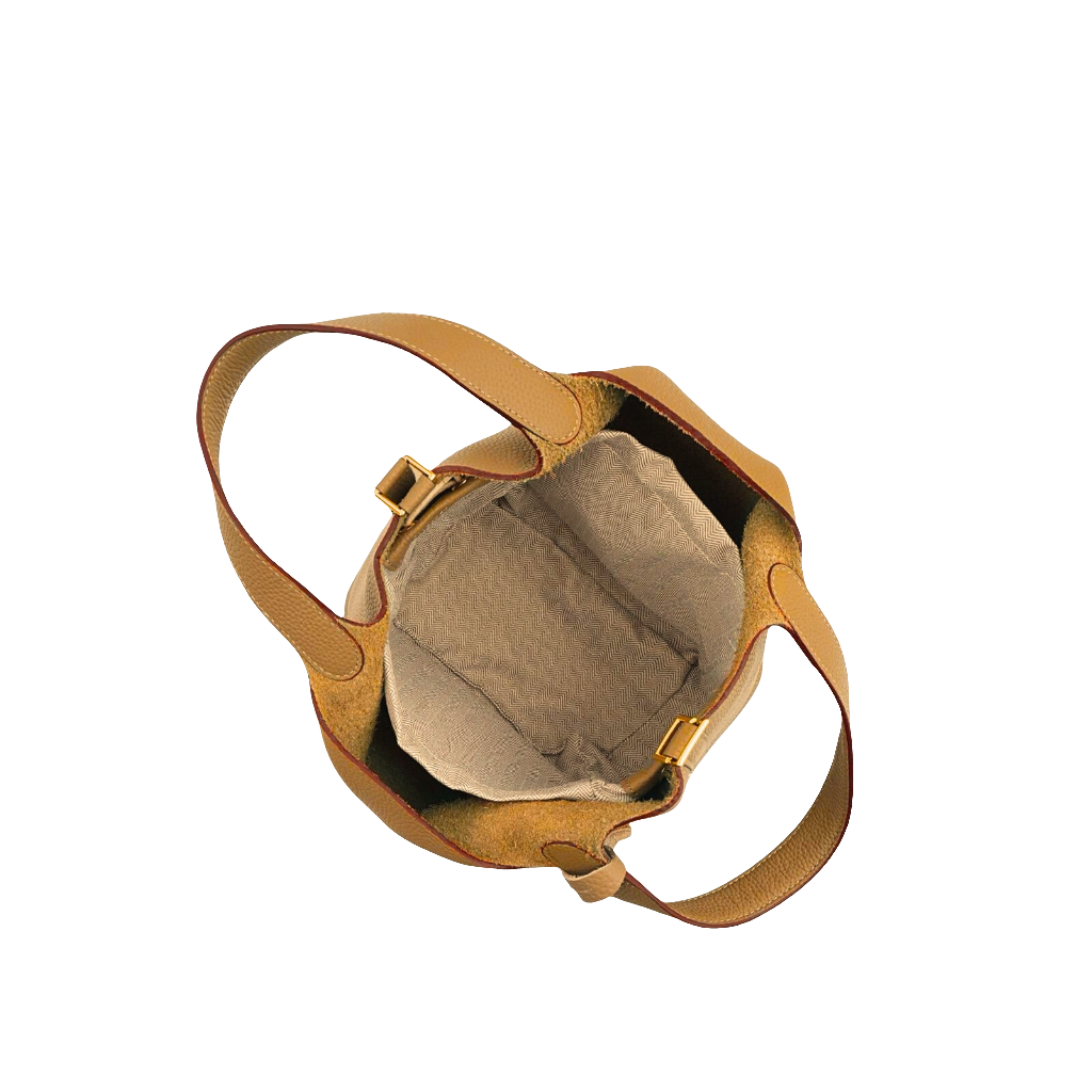 Bolsa de piel tipo bucket con accesorios para colgar