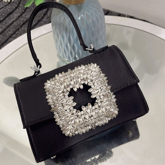 Bolsa de fiesta en satín con broche de cristales