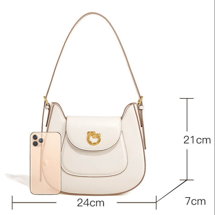 Bolsa de hombro en piel con broche dorado