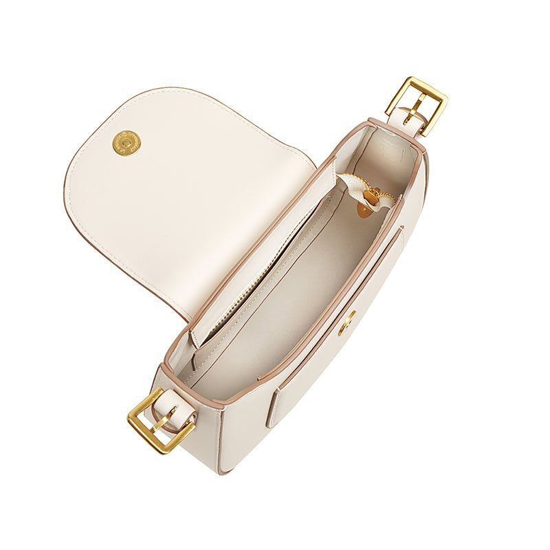 Bolsa de hombro en piel con broche dorado