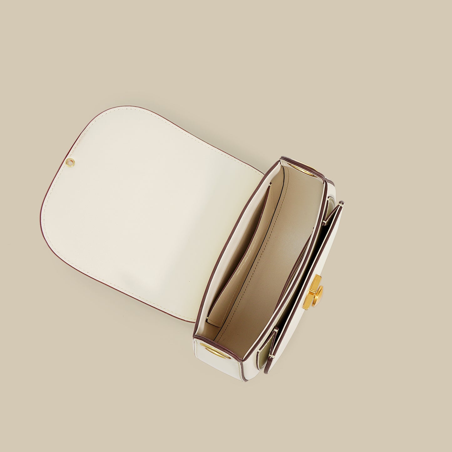 Bolsa de piel minimalista de mano con broche dorado y correa ajustable