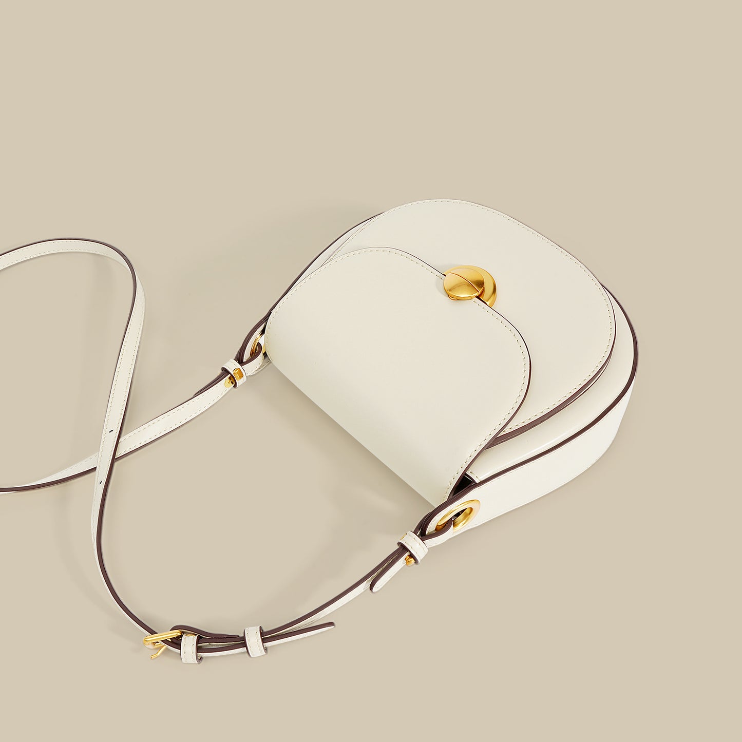 Bolsa de piel minimalista de mano con broche dorado y correa ajustable
