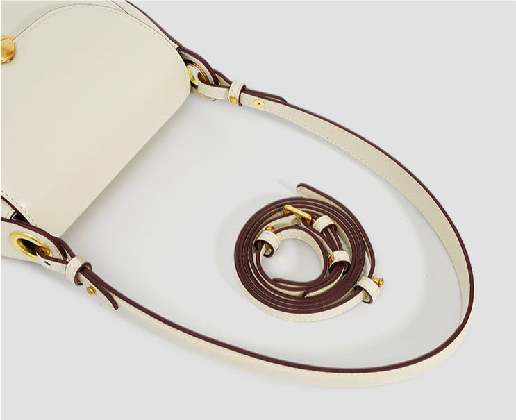 Bolsa de piel minimalista de mano con broche dorado y correa ajustable